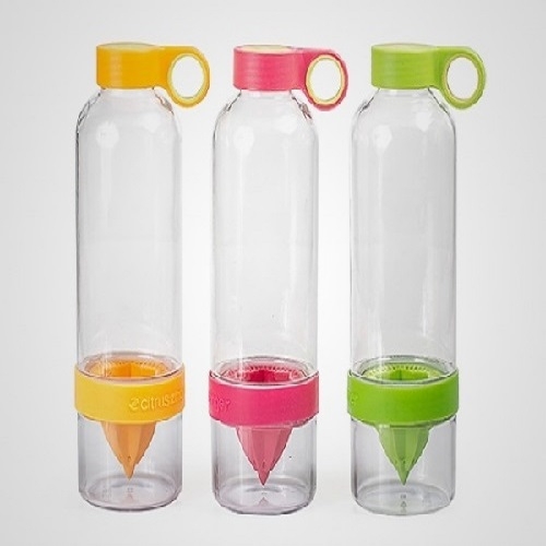 Squeeze Plástico com Espremedor de Frutas